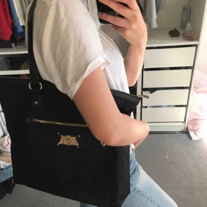  - En äkta Juicy Couture väska inköpt i New York. Mycket rymlig väska får plats med skolgrejer, träningskläder osv...   Köparen står för frakten, endast swish <3