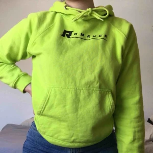  - Skitsnygg limegrön hoodie med Romance broderat i svart💚🐉🎾 I superbra skick och bara använd ett fåtal gånger! 