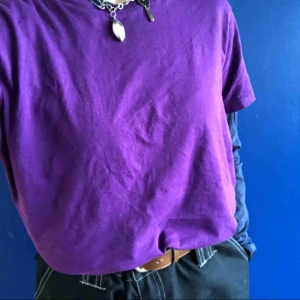  - Säljer min långärmade marinblåa tröja, den har ett tryck på usas flaga på bröstet och som det står us army på men det syns inte om man har tröja över