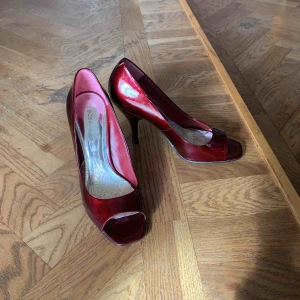  - Röda lackpumps från BCBG, använda 1gång, fint skick, köpta i NY