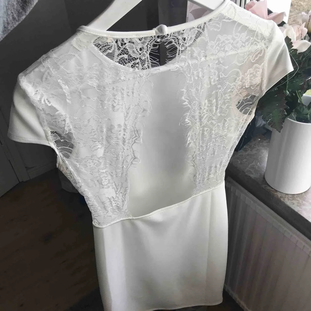 Säljer en vit spets klänning ifrån Nelly, bra skick endast använd vid ett tillfälle 🥰 den är i storlek M . Klänningar.