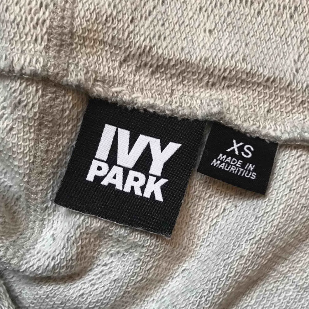 • Mjukisshorts från Ivy Park •  Använt men bra skick.  50 kr + frakt. Shorts.