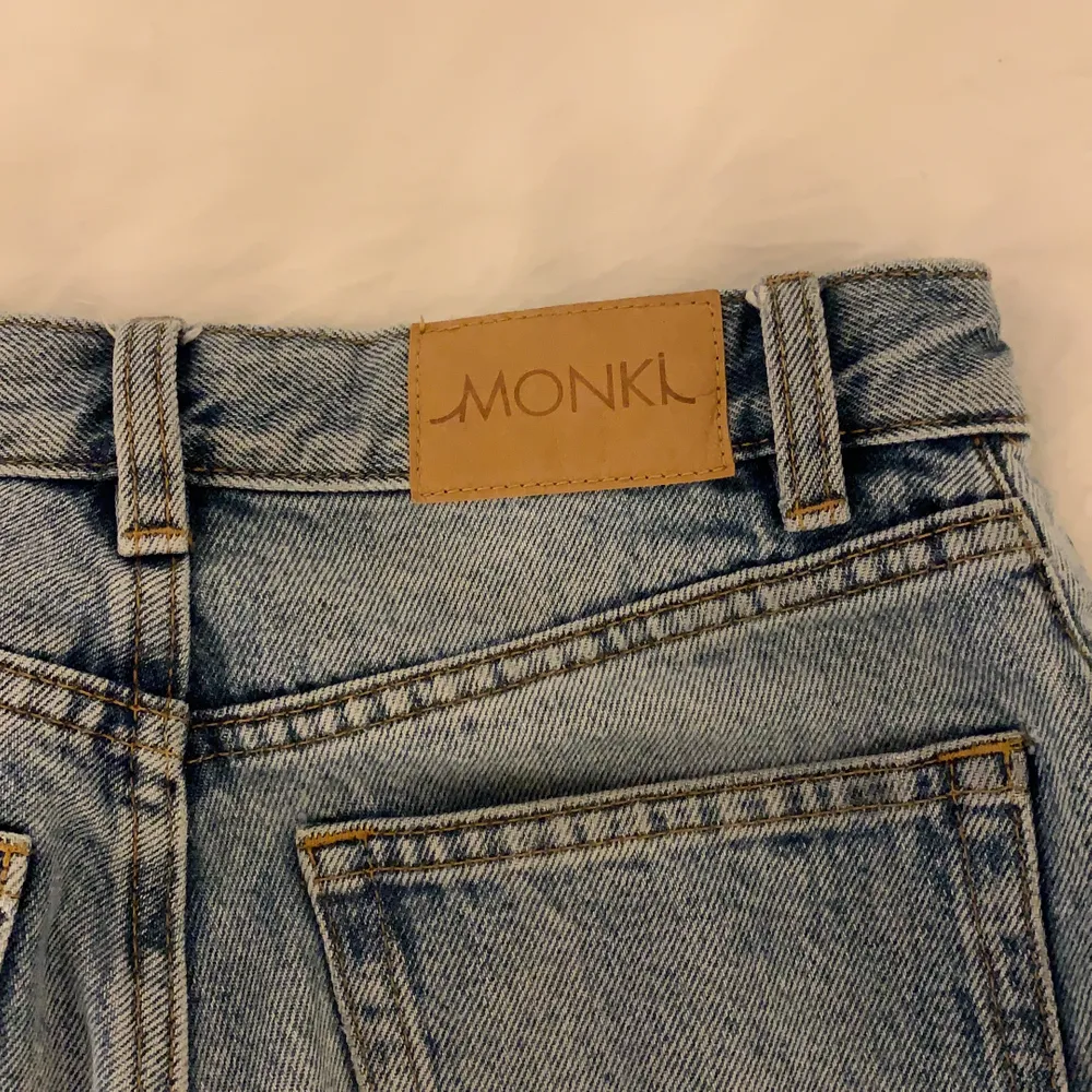 Fina jeans från Monki i modellen Yoko.🤍 Längd på byxorna är 101cm och midjemått ligger på 72cm. Jag är ungefär 160cm lång!. Jeans & Byxor.