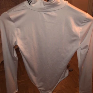 Body - Snygg vit body aldrig använd står love royal på armen samt ”kragen”