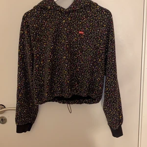 Levi’s cropped hoodie  - En supercool croppad hoodie från Levi’s med superfint blommigt mönster på