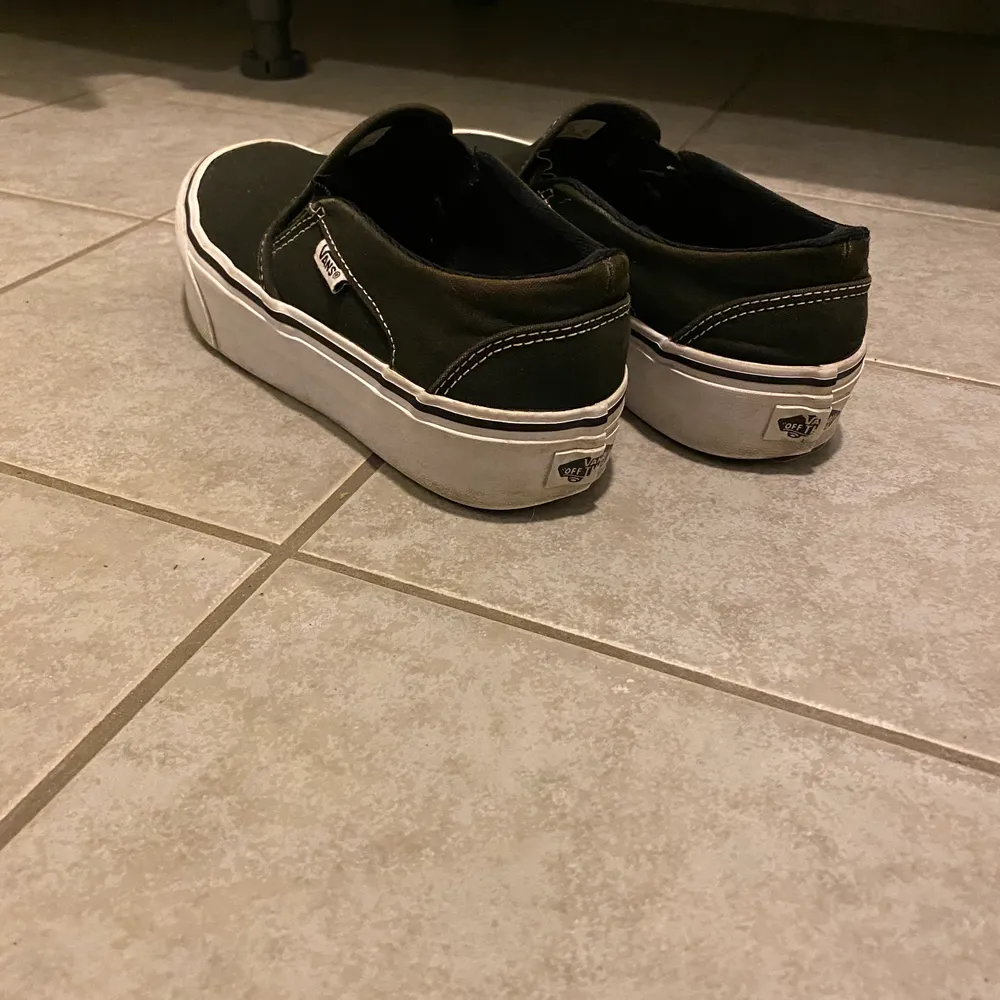 Ett par svarta slip on vans med platå sula. Använt sparsamt. Köparen står för frakten 63kr.. Skor.