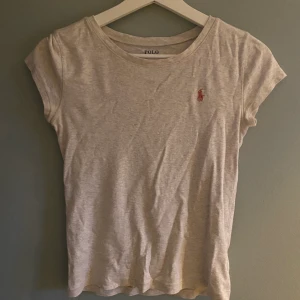Vit t-shirts  - En vit/beige T-shirt från Ralf Lauren. Frakten är inte inkluderad i priset. Det är bara att fråga om du vill ha fler bilder! 12-14 år (står inte strl)