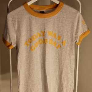 Victoria´s Secret PINK t-shirt - Victoria´s Secret fint skick! storlek: XS Direkt pris: 40kr, Skriv buden till mig privat eller kommentera på bilden! Buda med minst 5kr varje gång ✨(Alla bud är välkomna) Köpare står för frakten (Du bestämmer vilket paket så länge det uppfyller vikt och storleks kraven)