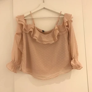 Topp H&M - Säljer eftersom att jag inte har någon användning för det längre 🤗 använd 1 gång. Puderrosa, bilderna ger ingen rättvisa. Väldigt sockersöt topp. ✨ 34 men skulle passa en 32a