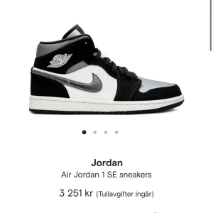 Jordan mid  - Jordan mid satin grey i storlek 44,5  🤍 Använda men i bra skick. Buda från 1000 kr