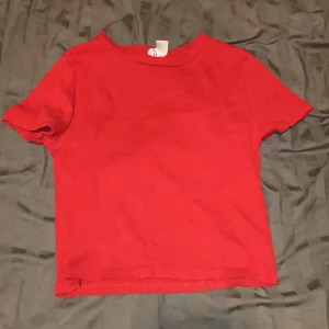 H&M  - Jättefin röd tröja strl M 