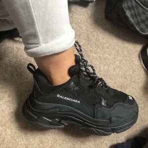BALENCIAGA TRIPLE S - Äkta Balenciaga Triple S. Köpt för 10 000kr i Jackie. Kvitto medföljs naturligtvis. Vill bli av med dem så snabbt som möjligt och såklart kommer ingen betala 10 lök för ett par skor, därför ligger priset lågt. Oanvända, använda som dekration i huset. Splitter nya! Storlek 38, funkar för 39 också! Detta erbjudande kommer inte hittas någon annan stans, passa på. Ganska generös med priset med tanke på att det är BALENCIAGAS. Kontakta mig snarast! Behöver få bort skorna!