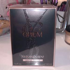 Helt ny och oöppnad parfym från Yves Saint Laurent i doften Black Opium, storlek 50 ml. Säljer denna parfym eftersom jag fick 2 st i julklapp😊 OBS frakt ingår inte!