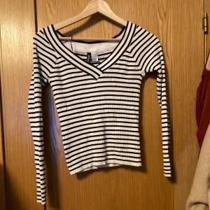 Randig tröja från H&M - Jättefin randig tröja från H&M (Divided) i storlek S. Tröjan är i bra skick använd et fåtal gånger. 