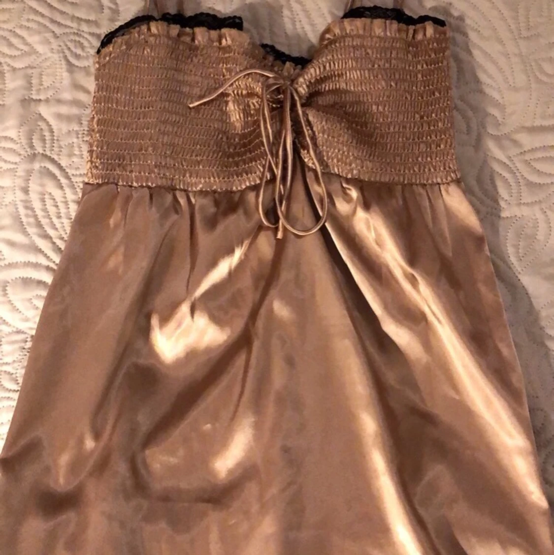 champagnefärgad klänning