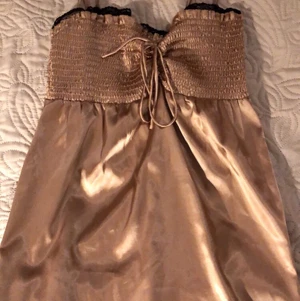 champagnefärgad klänning - superfin champagnefärgad klänning med svart spets 💓 100kr köparen står för frakten 💓 gammal gina klänning