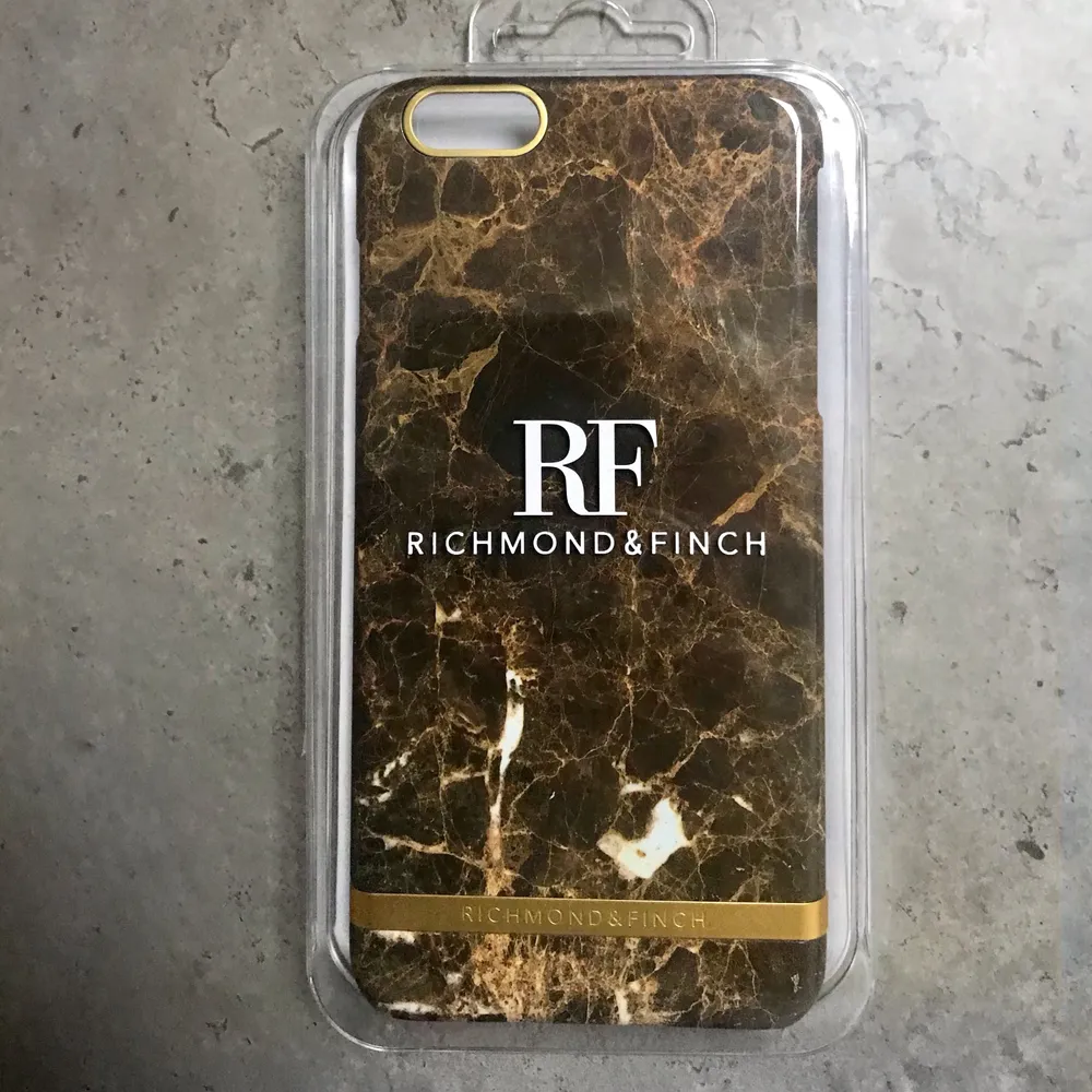 Oanvänt mobilskal från Richmonad & Finch. Colour: Brown Marble. iPhone: 6 Plus / 6s Plus. Frakt kostar 22kr. . Accessoarer.