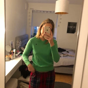 Ralph Lauren stickad tröja - En grön stickad Ralph Lauren tröja. Storlek M. 100% äkta. Har en liten vit blekfläck vid armen tyvärr men annars oskadd. Endast använd några gånger:)🖤