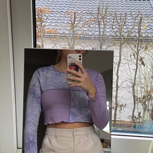 Lila croptop batik - Oanvänd skitsnygg lila croptop! Svårt att beskriva men har olika partier i både lila batikmönster och helt lila. I storlek M men skulle verkligen säga att det är en XS eller S. 