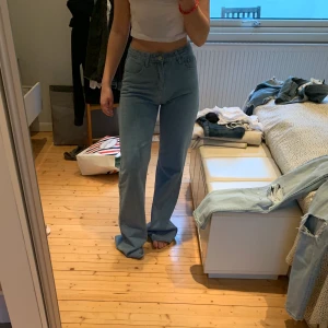 Raka jeans - Dessa jeans säljer jag då de är alldeles för långa för mig och inte riktigt min stil. Jag är 164 cm och de är som sagt för långa på mig. De är från Shein, men kvaliteten är ändå hyfsat bra. Aldrig använda. Stor i storleken. Ungefär som en storlek 36