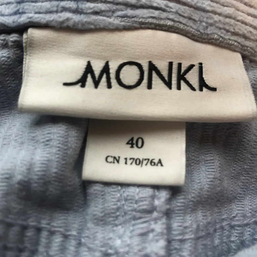 En jättefin manchesterkjol från Monki i en ljublå färg som syns bäst på bild nr 2. Linnet säljer jag i ett annat inlägg, osäker på frakten ❣️. Kjolar.