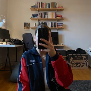 Adidas jacket - Hittat på 2hand! Lite trasig i tyget på insidan sedan förra ägaren men inget som syns. Skickar bilder vid intresse! Kan ibland mötas i Göteborg eller Malmö annars frakt för 44 kr. St xl men sitter som en s eller m. ❤️