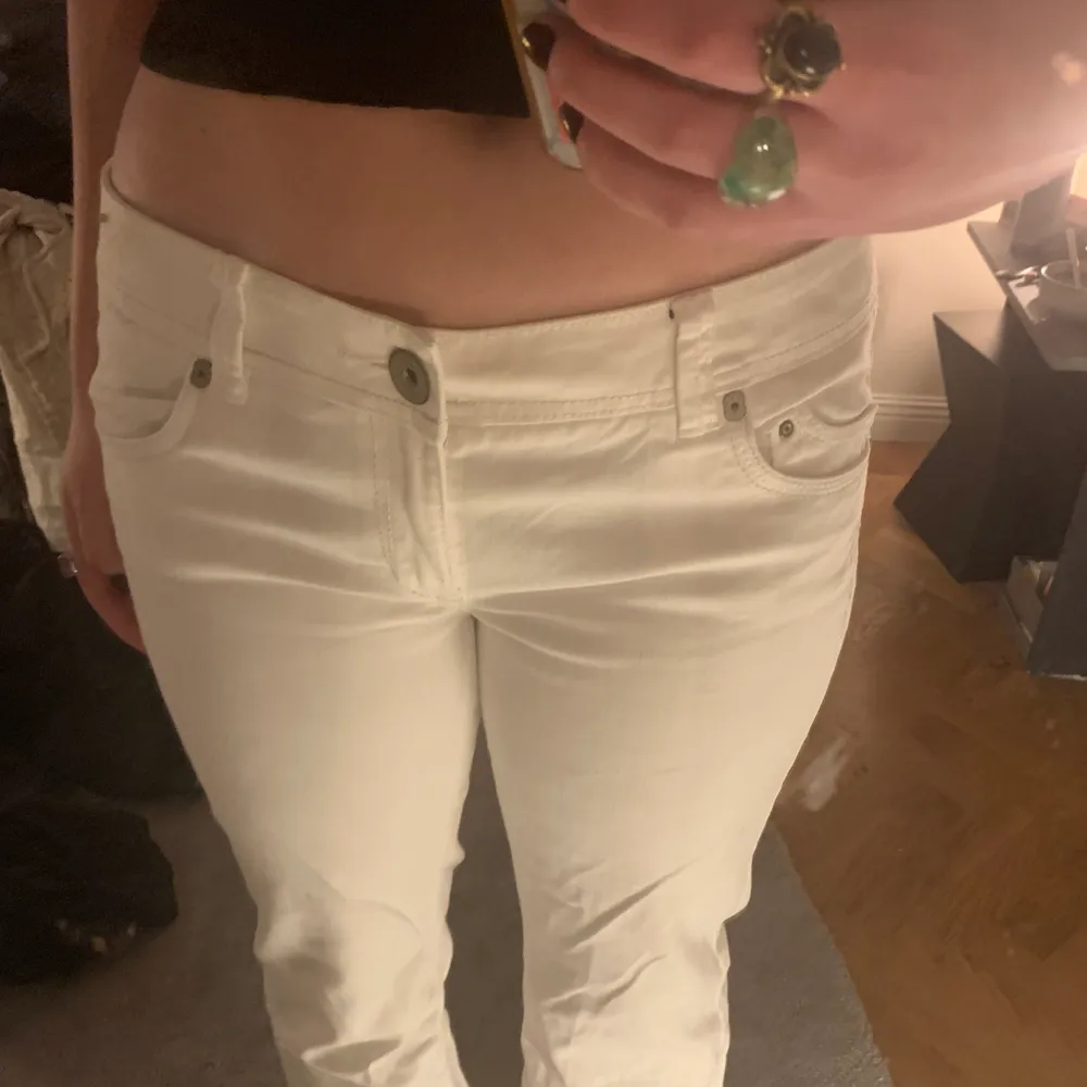 Ett par supersköna vita jeans i Y2K stuk. Perfekt lågmidjade och bra längd på mig som är ca. 172. Det perfekta sommarplagget! Skulle säga att dom är Storlek M, 32 i midjan och 32 i längd men är små i storleken!. Jeans & Byxor.