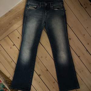 Ett par sjukt snygga lågmidjade boot cut jeans som jag inte använder längre. Är i storlek 26 men skulle säga att dom är i 25. Köpte för 300kr på röda korset och säljer för 180kr + frakt eller möts upp i Stockholm. 