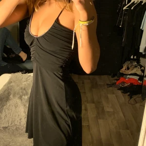 Klänning  - En väldigt snygg svart klänning som är uringad 