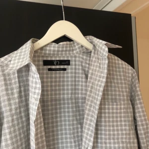 Vit grå skjorta - Rutig fin, använd en gång. Vit och grå. Storlek M. 