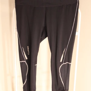 Tränings/löpar tights från Craft  - Träning/löpare tights i gott skick! storlek: M Direkt pris: 80kr, Skriv buden till mig privat eller kommentera på bilden! Buda med minst 5kr varje gång ✨(Alla bud är välkomna) Köpare står för frakten (Du bestämmer vilket paket så länge det uppfyller vikt och storleks kraven)
