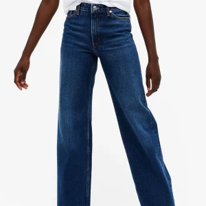 Monki Yoko Classic blue jeans  - Yoko mörkblåa utsvängda jeans från Monki. Knappt aldrig använda. Storlek 28/32, sitter som S/M. Säljer för 180kr + 66kr frakt. 
