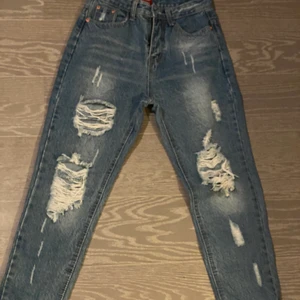 Ripped Jeans - Säljer denna jeans som jag har haft i 2 år, ganska liten i midjan men stor vid rumpan. 