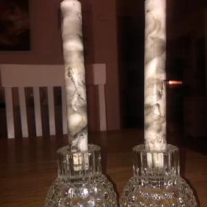 Marmor ljus - Säljer nu ett par marmor ljus, kan vara lite lite bulliga som det ska va. Perfekt att ge bort i present och vi skickar dom så väl packeterat vi kan så om dom går sönder under frakten är det ej vårt fel☺️ 2 för 20kr 1 för 10