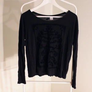 Svart H&M tröja  - Svart tröja från H&M, fint skick!  Storlek: 38 Direkt pris: 10kr, Skriv buden till mig privat eller kommentera på bilden! Buda med minst 5kr varje gång ✨(Alla bud är välkomna) Köpare står för frakten (Du bestämmer vilket paket så länge det uppfyller vikt och storleks kraven)