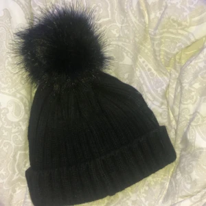 Mössa med svart päls - Knappt använd mössa med svart (fake) päls. 