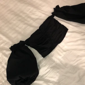 Topp med puffärm och bara axlar - Fin och elegant topp. Använd endast 2 gånger. Tvättas innan försäljning.