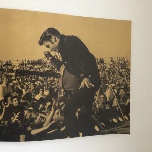 Elvis Presley poster - Superfin poster med Elvis Presley på! Köpt för typ 60kr. Har några små hål från nålar i kanterna, men annars i fint skick.