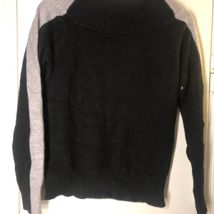 Linn Ahlborg för NA-KD - Off soulder stickad svart med grå detalj