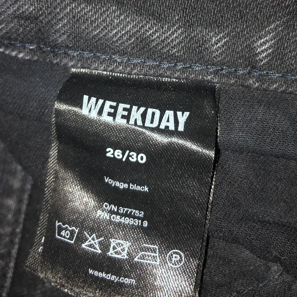 Weekday jeans i modellen voyage. Storlek W26 L30, innermått: 74 cm, midjemått: 72cm. Byxorna är använda, i bra skick men urtvättade (syns på andra bilden, det är som ett spräckligt mönster men det kanske går att färga dem i tvättmaskinen)😋. Jeans & Byxor.