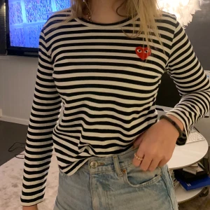 CDG tröja - Svart och vit randig CDG tröja i storlek S. Mycket bra skick och såklart äkta. Köparen betalar för frakten.