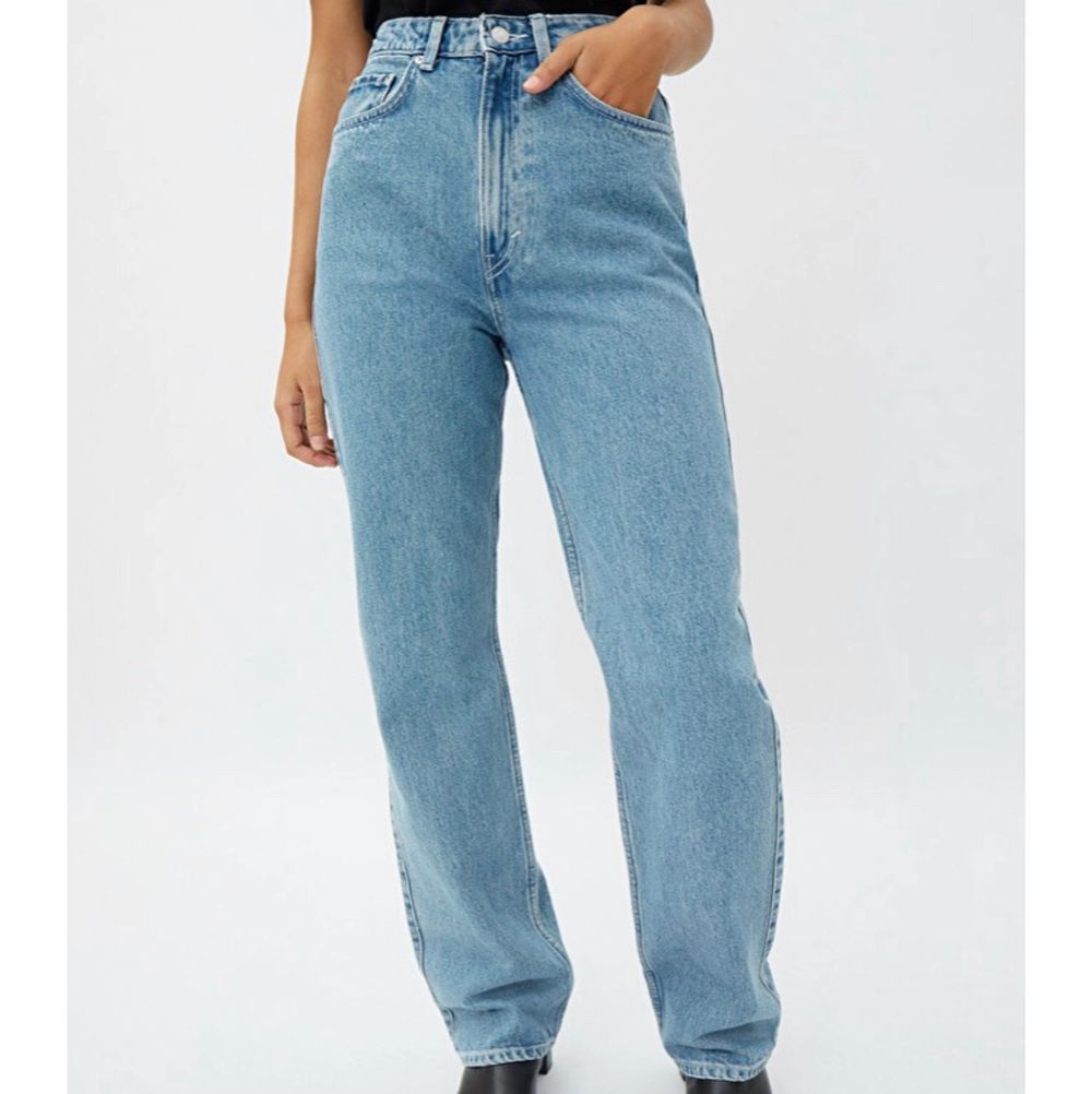 Weekday jeans i modellen Row. Storlek W25 L30 Innerbensöm: 75 cm,   Midja: 72 cm. Använda men i bra skick. Totalt blir det 279kr inklusive frakt⛄️. Jeans & Byxor.