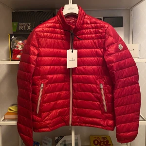 Moncler Daniel Röd - Size 5, 7.5/10 skick. Tags finns kvar samt kvitto