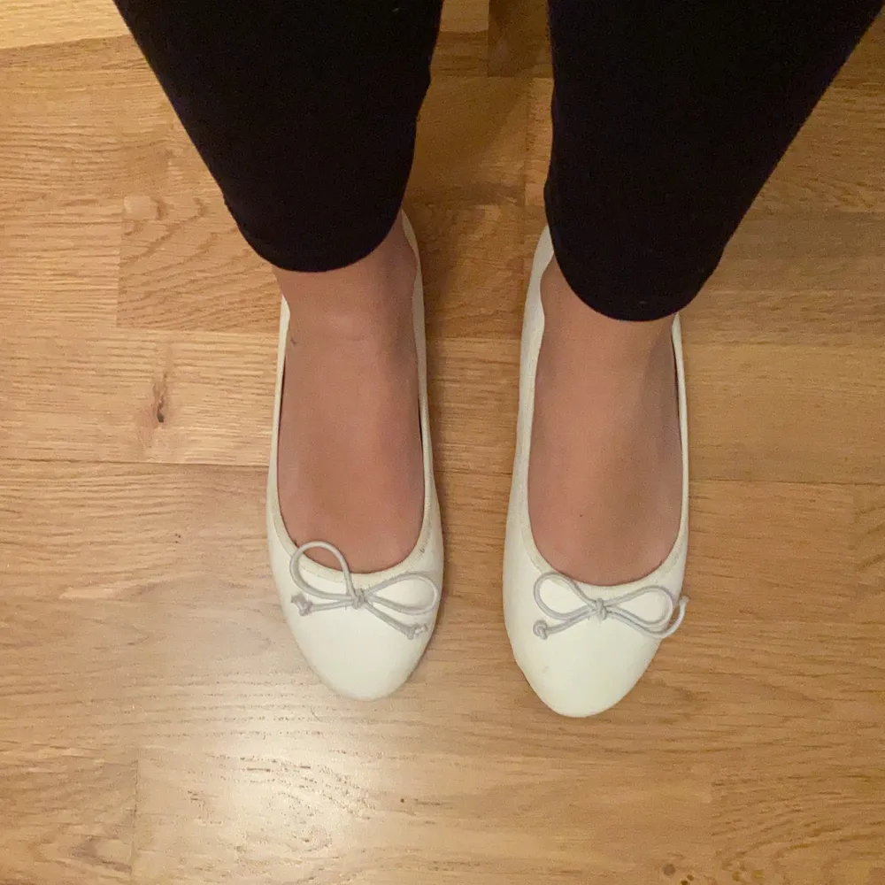 Fina vita ballerina skor i storlek 37. Säljer för jag har tappat intresse! Säljer för 30 kr,köparen står för frakten:) . Skor.