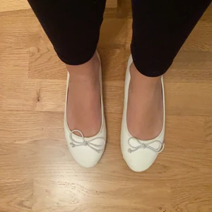 Ballerina skor - Fina vita ballerina skor i storlek 37. Säljer för jag har tappat intresse! Säljer för 30 kr,köparen står för frakten:) 