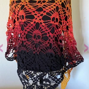 Sjal "Dödskalle" - Mått: 209x86cm.  Material: 100%Bomull.  Tvättråd: får endast handtvätts och i max 30 grader.