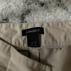Vida beiga byxor från Lindex i strl 38 - Ett par riktigt sköna och fina vida byxor från Lindex. Storlek 38🤎 Passar bra till alla våra årstider och går bra att styla tillsammans med antingen en stor hoddie eller en mindre topp. Gör sig väldigt fina till vit och svart färg🤍 Använda fåtal gånger och säljer dem pågrund av att dem inte kommer till användning, men finns säkert någon där ute som skulle använda dessa mer! 