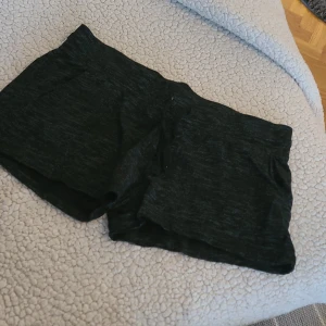 Shorts - Bomull. Oanvända. Hål och fläckfri. Djur och rökfritt hem. FRAKTKOSTNAD TILLKOMMER