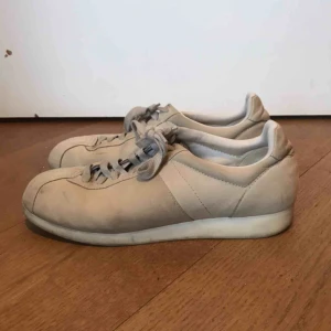  - Sneakers från Vagabond i storlek 40. Material är läder och något som liknar mocka. Vet inte vad jag ska kalla färgen, beige-aktig?! 🌞