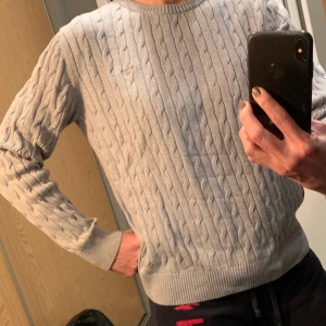 Nästan ny Gant tröja - Nästan helt ny Gant tröja i stl 170 cm. Passar mig perfekt som är 165 cm. Problemet är bara att jag av någon anledning inte använder den och hoppas att någon annan får bättre användning för den än jag. Köpt på Kids New Brandstore. 